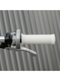 Manetki motocyklowe Biltwell Kung Fu TPV do kierownic o średnicy 22 [mm] białe