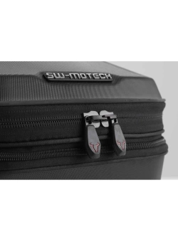 Zestaw: kufer centralny plastikowy + stelaż Urban ABS SW-Motech KTM 250 Adventure (25)/ 390 Adventure (25)/ R/ X (25-) [poj.: 16-29 L]