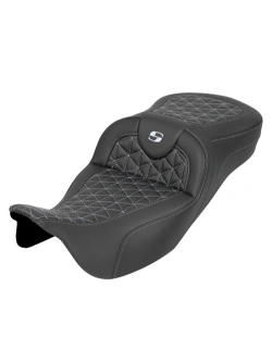 Kanapa motocyklowa dla kierowcy i pasażera Saddlemen Roadsofa Tri-Gripper Extended Reach Harley Davidson (wybrane modele) (08-24) czarno-srebrna