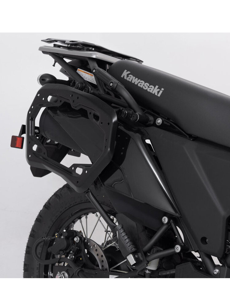 Zestaw: kufry boczne + stelaże PRO TRAX ADV SW-MOTECH 45/37 do motocykla Kawasaki KLR 650 / S (22-) (pojemność 37 i 45 L) srebrne
