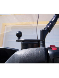 Uchwyt RAM montowany na pokrywę zbiornika płynu hamulcowego w motocyklu