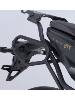 Zestaw: kufry boczne plastikowe Urban ABS + stelaże SLC SW-Motech Suzuki GSX-8T/ TT (25-) [poj.: 2 x 16,5l]