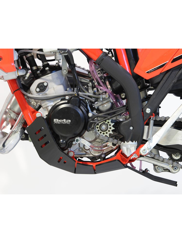 Płyta pod silnik AXP Racing Xtrem Beta 125RR/200RR/Race (23-), 125RR/200RR XPRO (25-) z osłoną podnośnika czarna