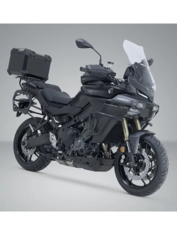 Zestaw: kufer centralny czarny TRAX ADV + stelaż Adventure-rack SW-Motech Yamaha Tracer 9/ GT/ GT+ (24-) [poj.: 38 L]