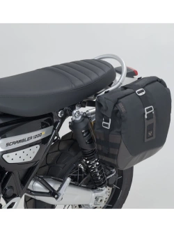 Zestaw: sakwa boczna Legend Gear LC2 + stelaż SLC SW-Motech Triumph Scrambler 1200 X (24-)/ XC (18-23)/ XE (18-) czarno-brązowa [poj.: 13.5 l; na lewą stronę]