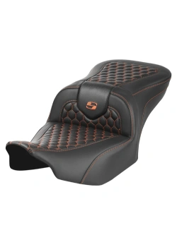 Kanapa motocyklowa dla kierowcy i pasażera Saddlemen Roadsofa HC Harley Davidson Road Glide/ Street Glide (wybrane modele) (23-) czarno-pomarańczowa