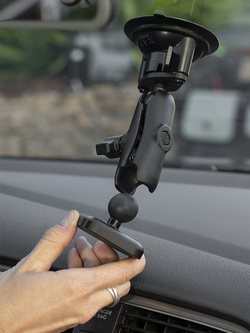 Adapter do uchwytu z przegubem kulowym Peak Design Mobile z bezprzewodową ładowarką czarny
