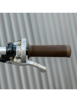 Manetki motocyklowe Biltwell Kung Fu TPV do kierownic o średnicy 25.4 [mm] brązowe