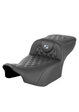 Kanapa motocyklowa dla kierowcy i pasażera Saddlemen Roadsofa CF LS Extended Reach Harley Davidson Road Glide/ Street Glide (wybrane modele) (23-) czarno-srebrna