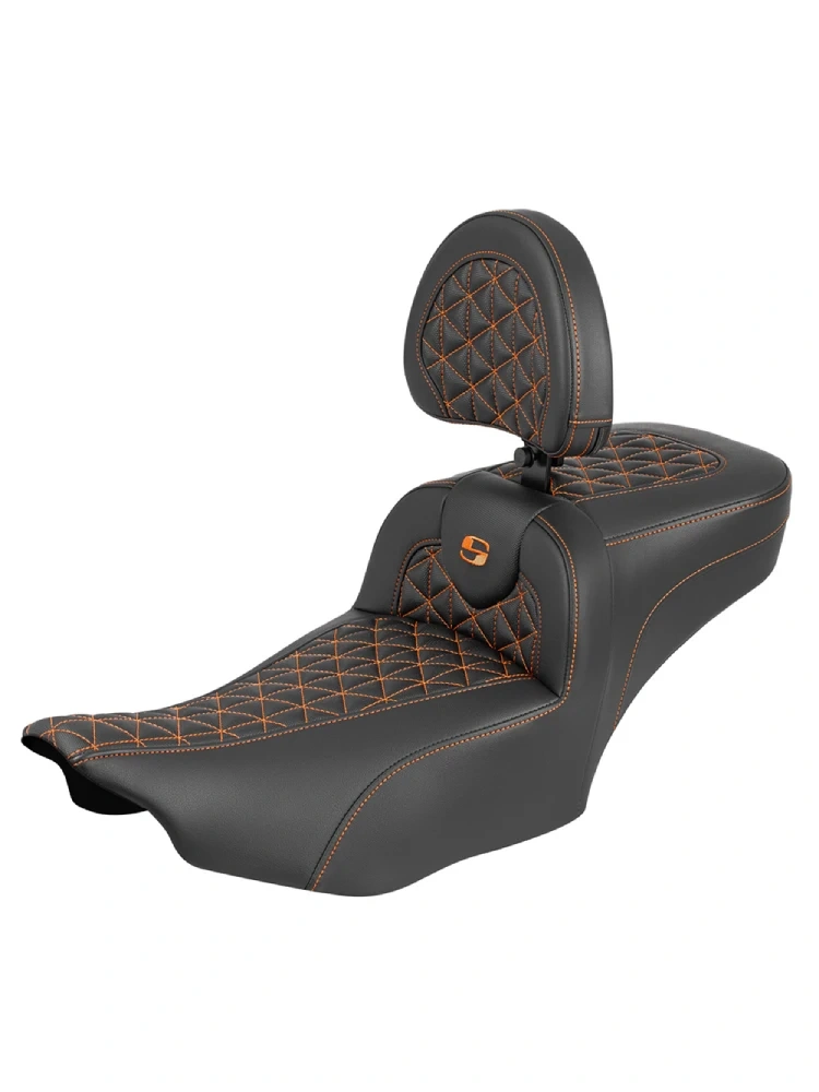 Kanapa motocyklowa dla kierowcy i pasażera z oparciem Saddlemen Roadsofa Tri-Gripper Extended Reach Harley Davidson Road Glide/ Street Glide (wybrane modele) (23-) czarno-pomarańczowa
