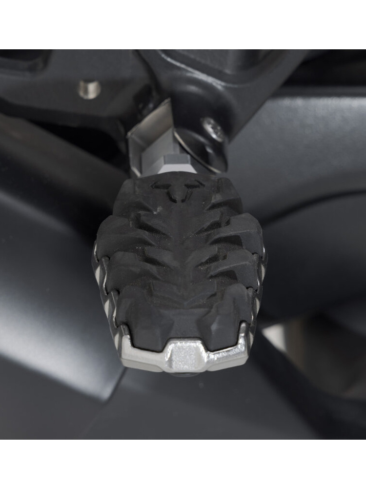 Podnóżki pasażera EVO SW-MOTECH do Harley-Davidson Pan America (RA1250) RA1 (21-)/ ST (24-)/ BMW R1300 GS (23-)