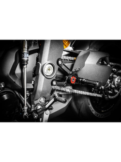 Zestaw regulowanych podnóżków z dźwigniami GILLES MUE2-T01 Triumph Speed Triple 1200 RR/ RS (22-) czarno-czerwone