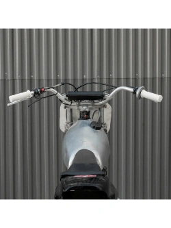 Manetki motocyklowe Biltwell Kung Fu TPV do kierownic o średnicy 22 [mm] białe