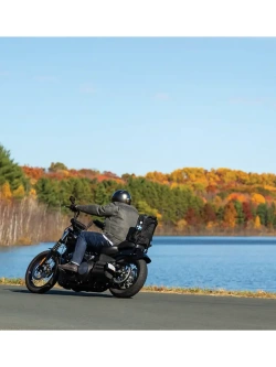 Plecak motocyklowy Kuryakyn Momentum Runaway czarny [poj.: 20l]