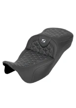 Kanapa motocyklowa dla kierowcy i pasażera Saddlemen Roadsofa Tri-Gripper Extended Reach Harley Davidson (wybrane modele) (08-24) czarno-srebrna