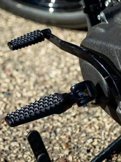 Podnóżki motocyklowe Kuryakyn Thresher czarne