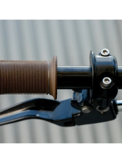 Manetki motocyklowe Biltwell Kung Fu TPV do kierownic o średnicy 25.4 [mm] brązowe