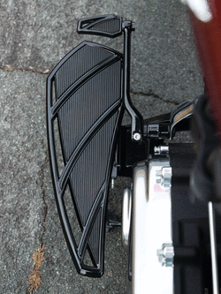 Podesty kierowcy lub pasażera Phantom Kuryakyn do Harley Davidson (’83-’20 Electra Glides, Road Glides, Road Kings, Street Glides, Tour Glides, Trikes, ‘86-’17 FL Softail Models & '12-'16 Dyna Switchback) czarne