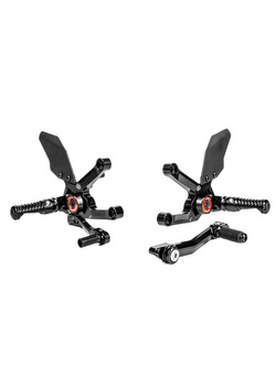 Zestaw regulowanych podnóżków z dźwigniami GILLES MUE2-T01 Triumph Speed Triple 1200 RR/ RS (22-) czarno-czerwone