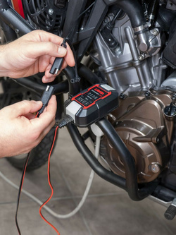 Podwójna, wodoodporna ładowarka USB Lampa Usb-Fix Trek z mocowaniem do kierownicy motocykla [szybkie ładowanie; 5400 mA; 12/24 V]