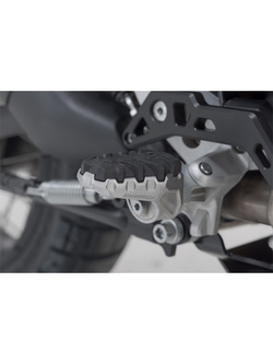 Podnóżki SW-MOTECH EVO do Ducati (wybrane modele) srebrno-czarne