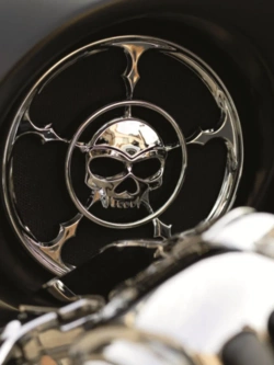 Nakładki na przednie głośniki Kuryakyn Grill Harley Davidson (wybrane modele) srebrne