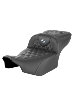Kanapa motocyklowa dla kierowcy i pasażera Saddlemen Roadsofa CF LS Extended Reach Harley Davidson Road Glide/ Street Glide (wybrane modele) (23-) czarno-srebrna
