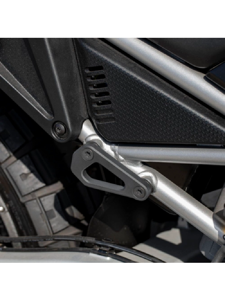 Mocowanie toreb w miejscu tylnych podnóżków Kriega Os-Footrest Eliminator Aprilia Tuareg 660