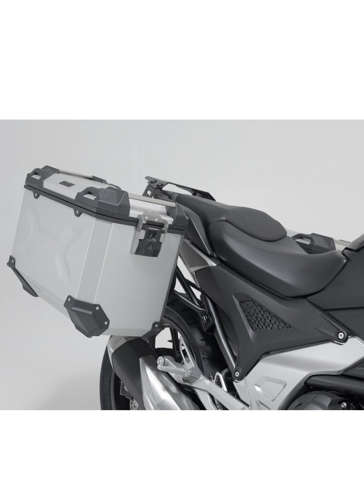 Zestaw: kufry boczne TRAX ADV + stelaże PRO Sw-Motech Honda NC750X/XD (20-) (pojemność: 2 x 37 L) srebrne