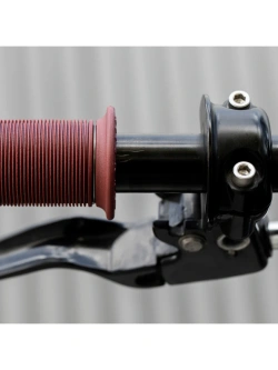 Manetki motocyklowe Biltwell Kung Fu TPV do kierownic o średnicy 25.4 [mm] czerwone