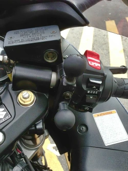 Uchwyt kulowy RAM do montażu na zbiorniczek hamulca i sprzęgła z dodatkową głowicą kulową