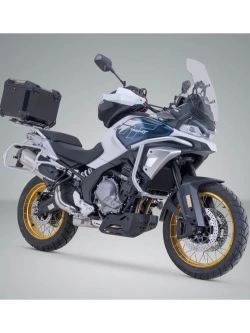 Zestaw: kufer centralny czarny TRAX ADV + stelaż Adventure-rack SW-Motech CF Moto 700 MT (24-)/ 800 MT (21-25) [poj.: 38l]