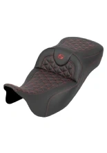 Kanapa motocyklowa dla kierowcy i pasażera Saddlemen Roadsofa Tri-Gripper Extended Reach Harley Davidson (wybrane modele) (08-24) czarno-czerwona