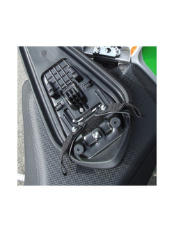 Paski mocujące torby US-Drypacks na motocyklu Aprilia Tuono V4 Factory