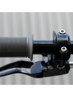 Manetki motocyklowe Biltwell Kung Fu TPV do kierownic o średnicy 25.4 [mm] szare