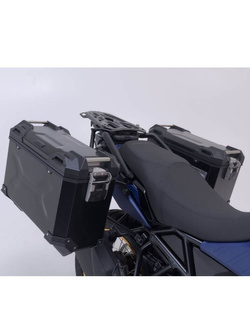 Zestaw: kufry boczne TRAX ADV + stelaże PRO 45/37 L Sw-Motech Suzuki V-Strom 800DE, V-Strom 800 (23-) (pojemność 37 i 45 L) czarne
