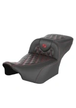 Kanapa motocyklowa dla kierowcy i pasażera Saddlemen Roadsofa CF LS Extended Reach Harley Davidson Road Glide/ Street Glide (wybrane modele) (23-) czarno-czerwona