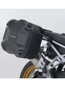 Zestaw: kufry boczne DUSC L + kufer centralny DUSC L + stelaże PRO + stelaż Adventure-Rack SW-Motech Triumph Tiger Explorer 1200 (11-15) [poj.: 3 x 41l]