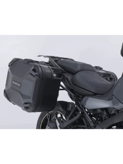 Zestaw: kufry boczne DUSC L + kufer centralny DUSC L + stelaże PRO + stelaż Adventure-Rack SW-Motech Yamaha Tracer 9/ GT (20-)/ GT+ (22-)  [poj.: 3 x 41l]